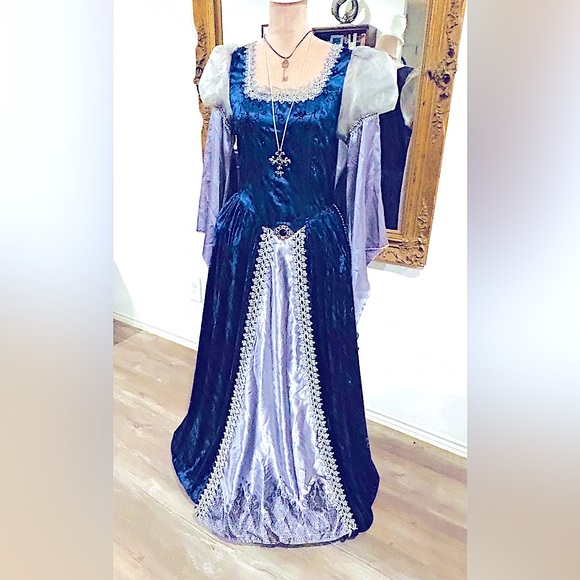 Elegant Renaissance Medieval Festival Dress, Genevieve, Juliet, Halloween - Picture 1 of 10